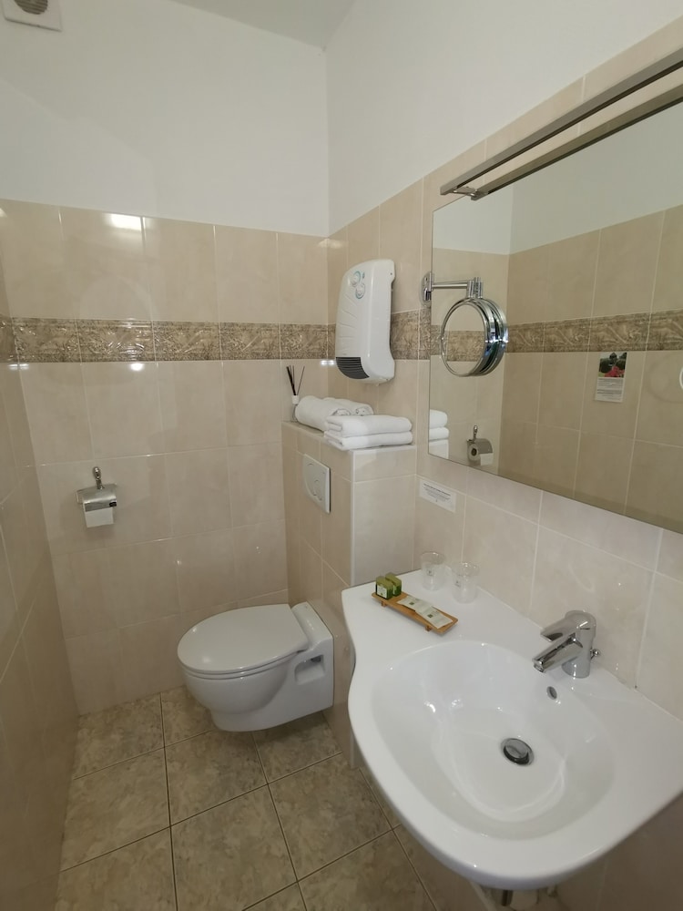 Double Room - Photo 6