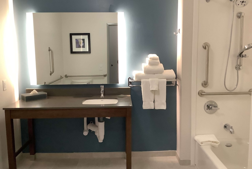 Deluxe Room, 2 Queen Beds, Accessible, Non Smoking (Mobility, Bathtub w/ Grab Bars) - Photo 2