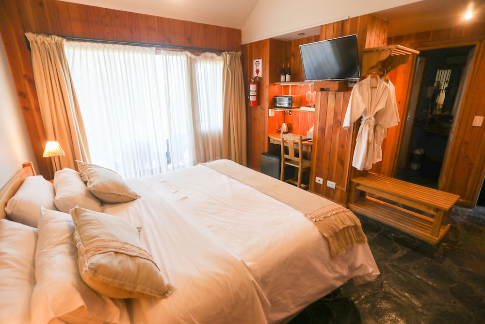 Standard Room, 1 King Bed, Lake View photo 1