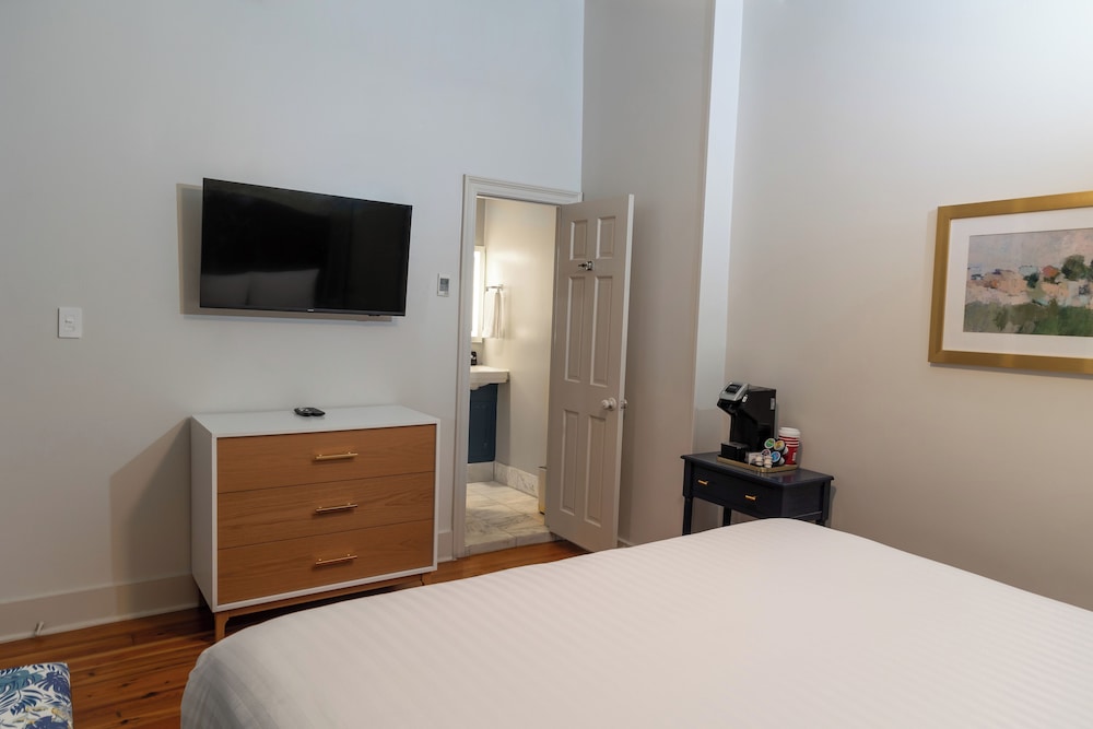 Deluxe Room, 1 King Bed - Photo 7