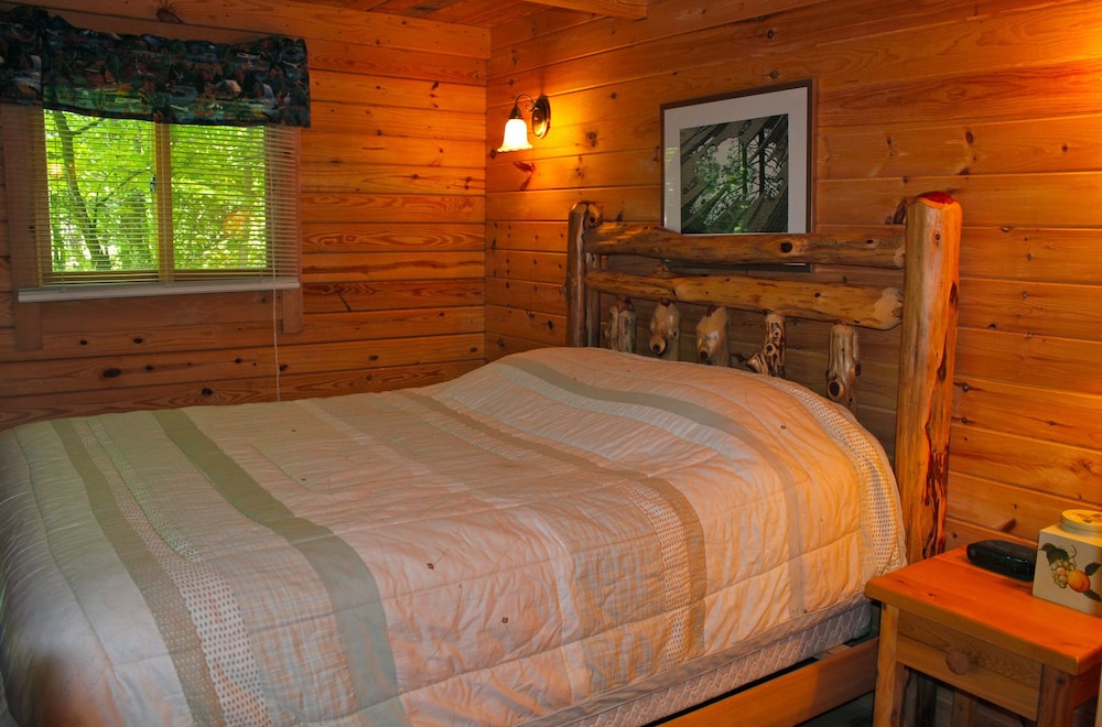 Log Cabin Sleeps 10- No Pets permitted photo 1