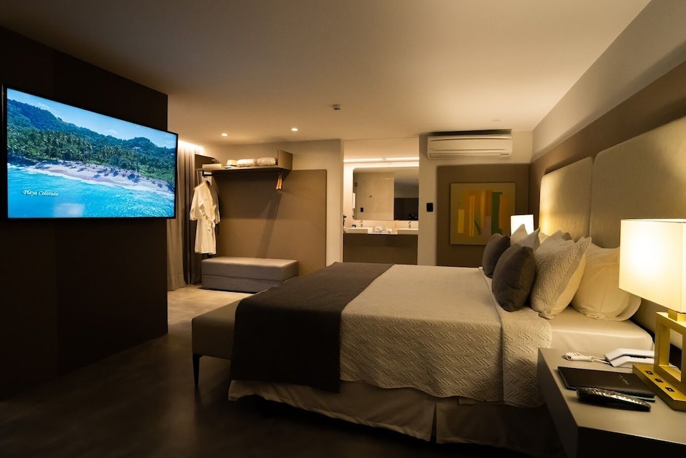 Premium Studio Suite, 1 Queen Bed, Ocean View, Beachfront