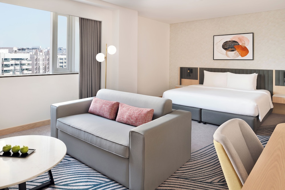 Junior Suite, 1 King Bed, Smoking photo 3