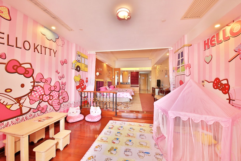 Family Room, City View photo 2