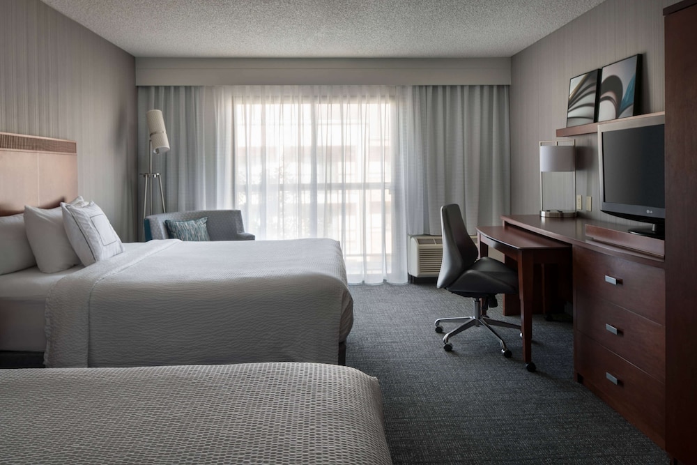Room, 2 Queen Beds (Balcony Pool View) - Photo 1