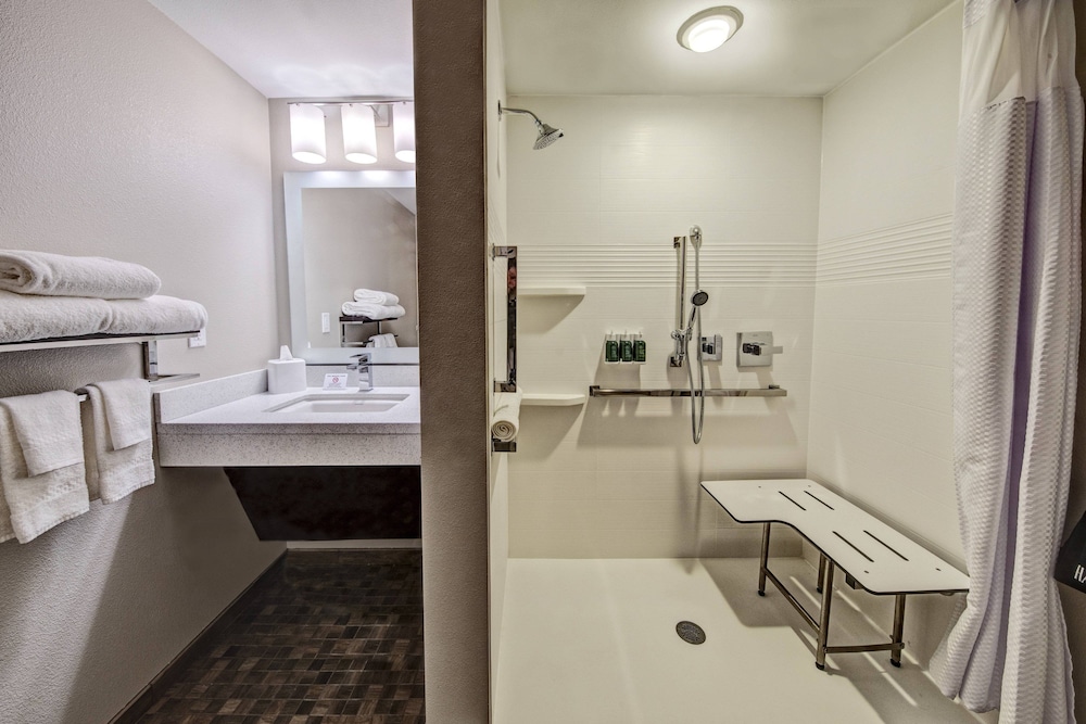 Studio, 2 Queen Beds (Mobility/Hearing Access, Roll-In Shwr) - Photo 6