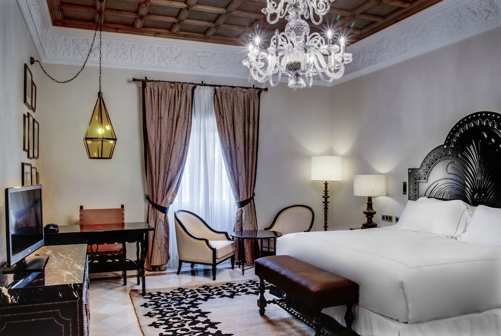 Grand Room, 1 King Bed thumbnail 5