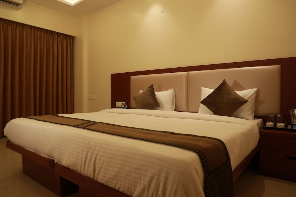 Deluxe Double Room with Balcony - Photo 16