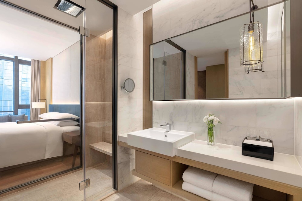Room, 1 King Bed, City View (Executive) - Photo 5