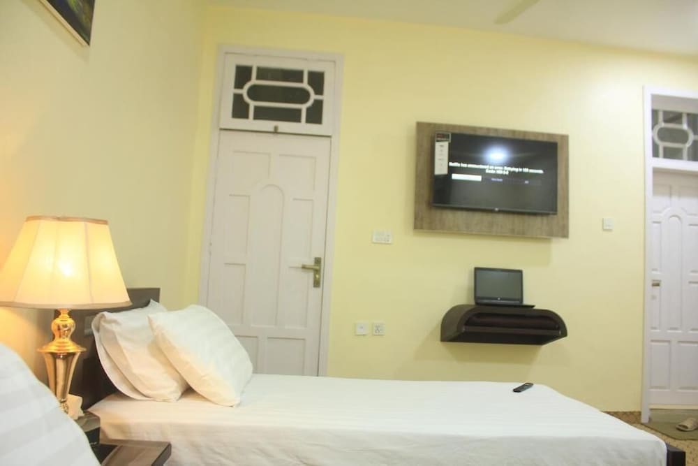 Deluxe Double or Twin Room - Photo 12