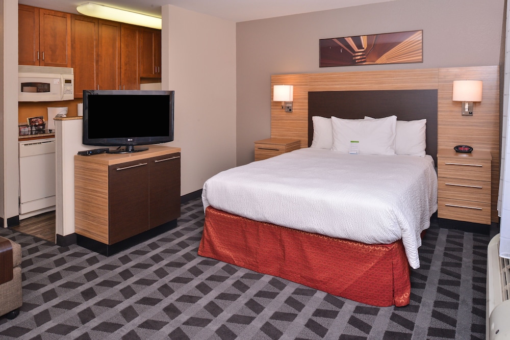 Studio, 1 Queen Bed with Sofa bed, City View (Mobility/Hearing Accessible, Tub)