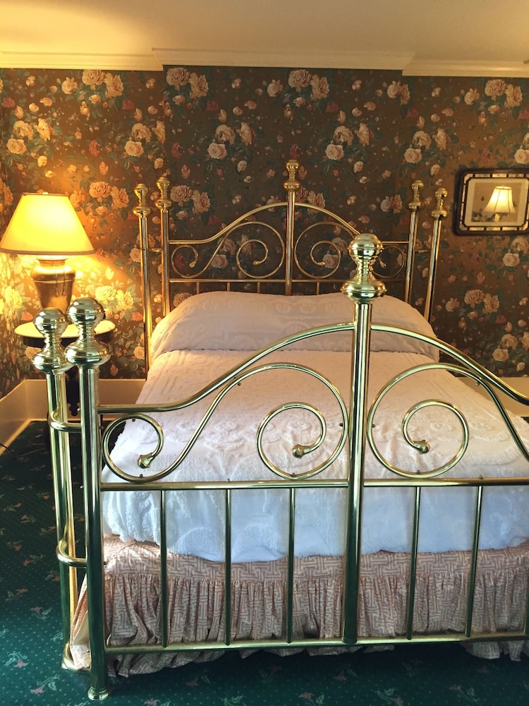1 Queen Bed