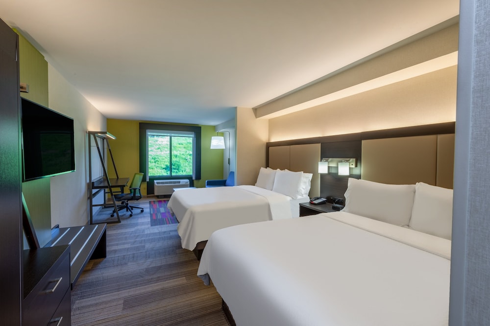 Suite, 2 Queen Beds - Photo 3