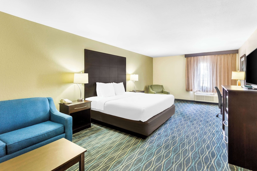 Standard Room, 1 King Bed, Non Smoking, Refrigerator & Microwave (Larger Room) - Photo 1