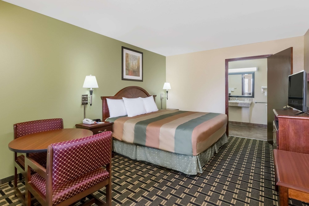 Standard Room, 1 King Bed, Smoking - Photo 1