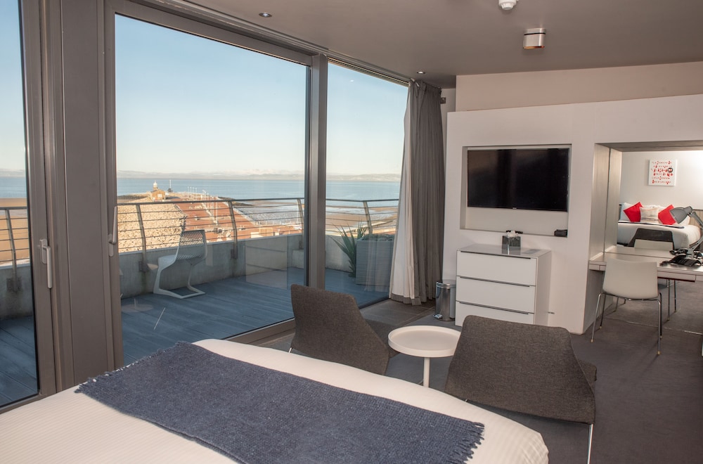 Feature Double Room with Balcony photo 2