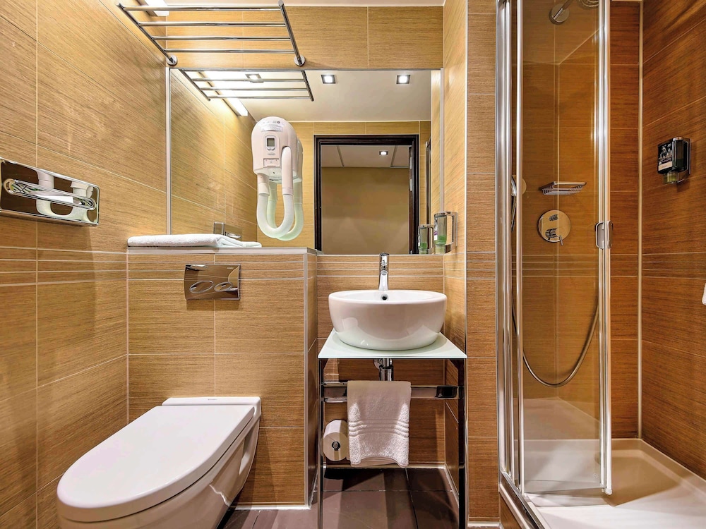 Standard Room, Multiple Beds - Photo 11