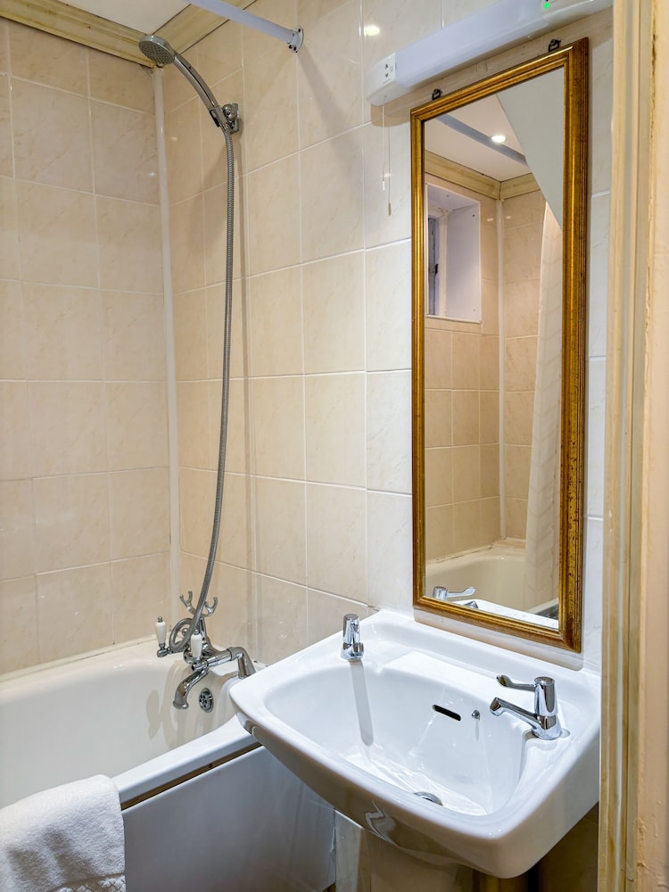 Standard Single Room, Ensuite photo 2