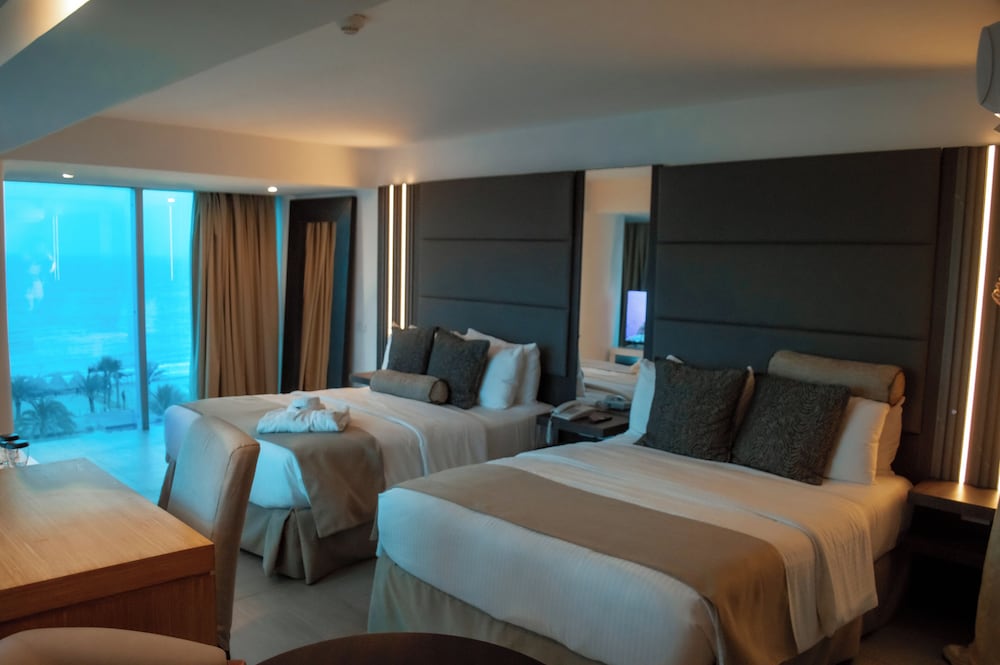 Junior Double Room, Pool View photo 3