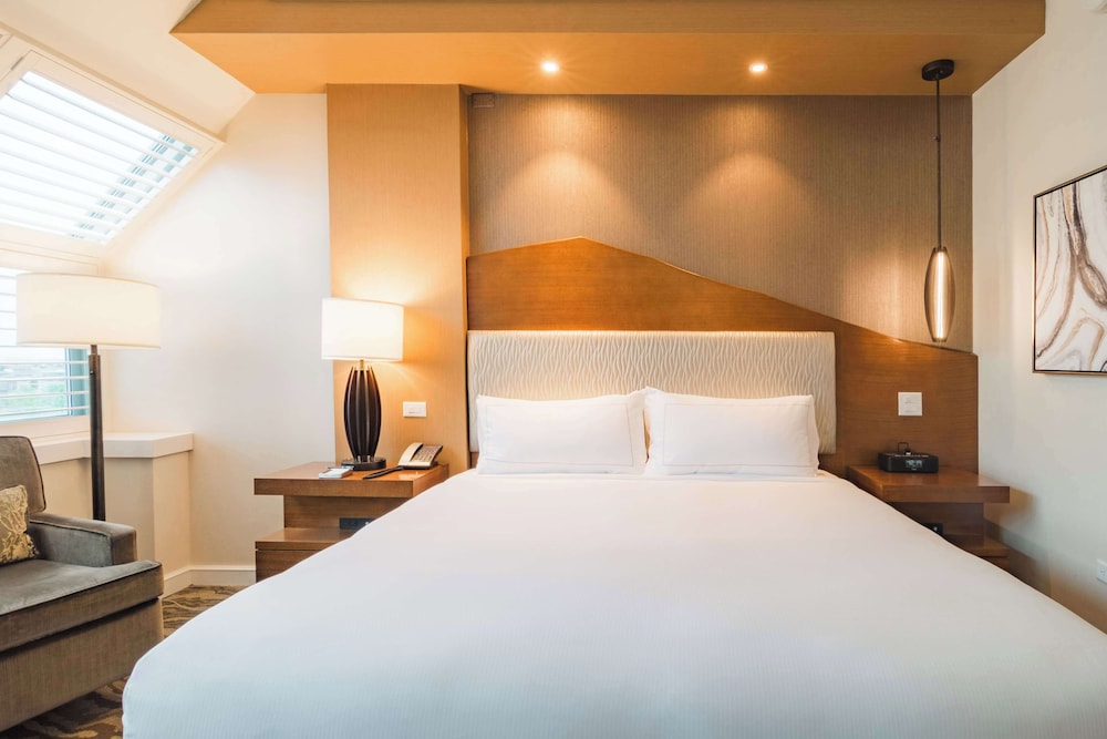 Deluxe Room, 1 King Bed, Non Smoking - Photo 2