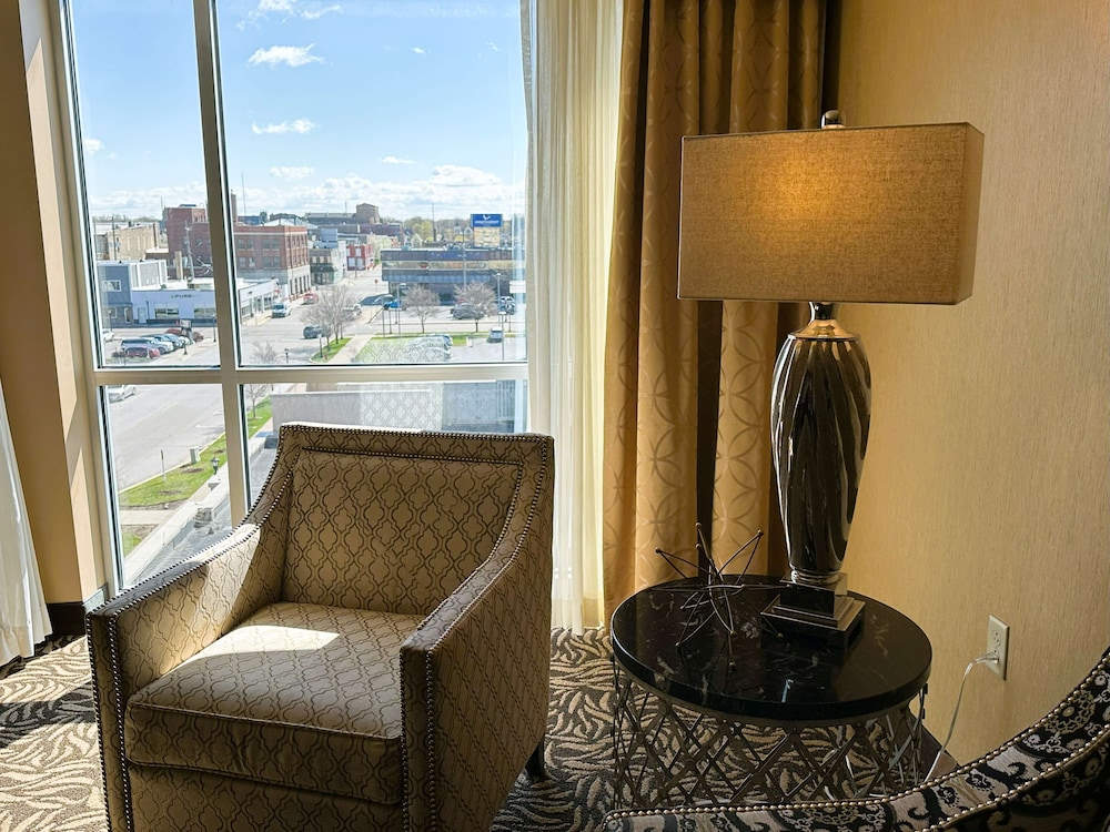 Suite, 1 King Bed, Accessible, Non Smoking (Bathtub) - Photo 6