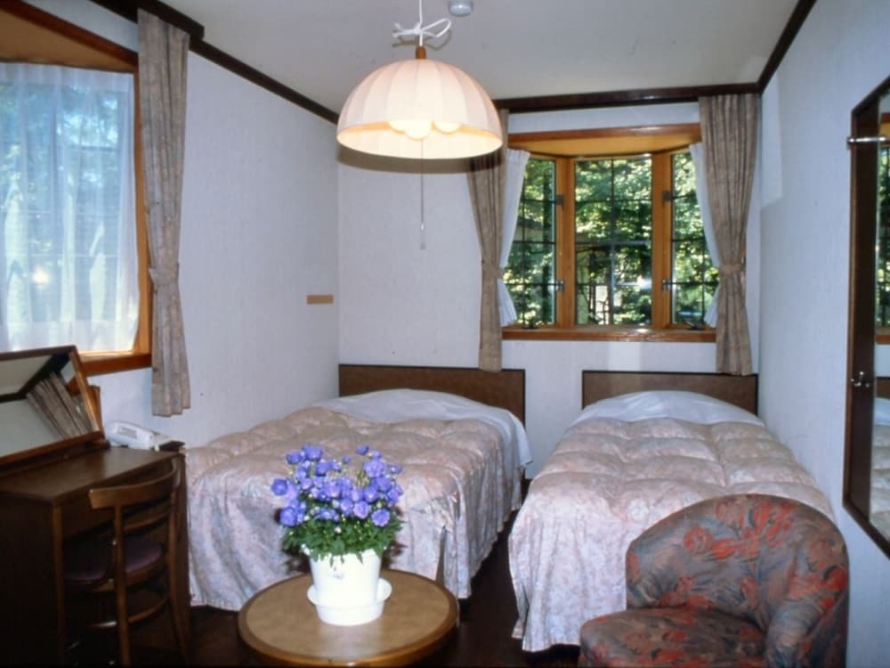 Western Style Twin Room, Shared Bathroom photo 1