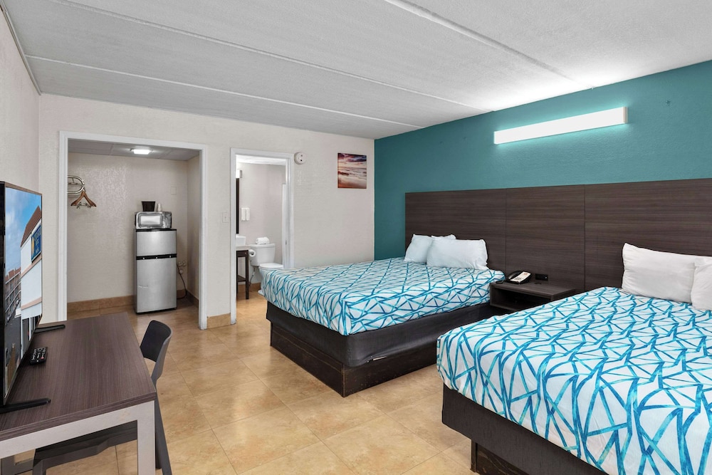 Standard Room, 2 Queen Beds, Non Smoking - Photo 1