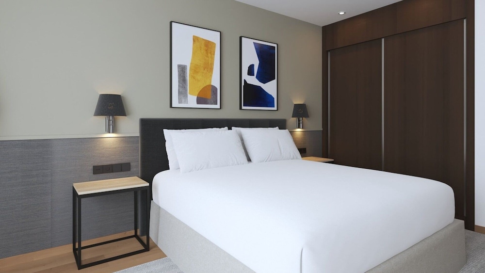 Premium Room, 1 King Bed (Runway View) - Photo 2