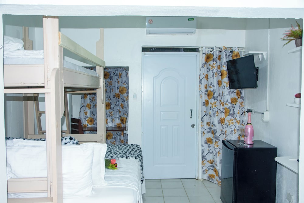 Basic Triple Room, Courtyard View photo 2