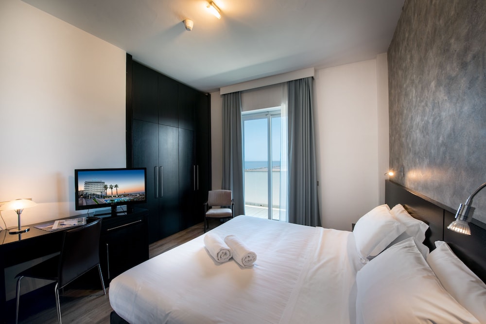 Standard Double Room Single Use photo 3