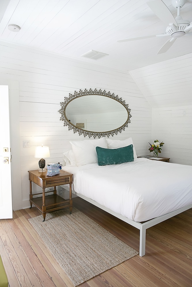 Deluxe Room, 1 King Bed, Non Smoking - Photo 1