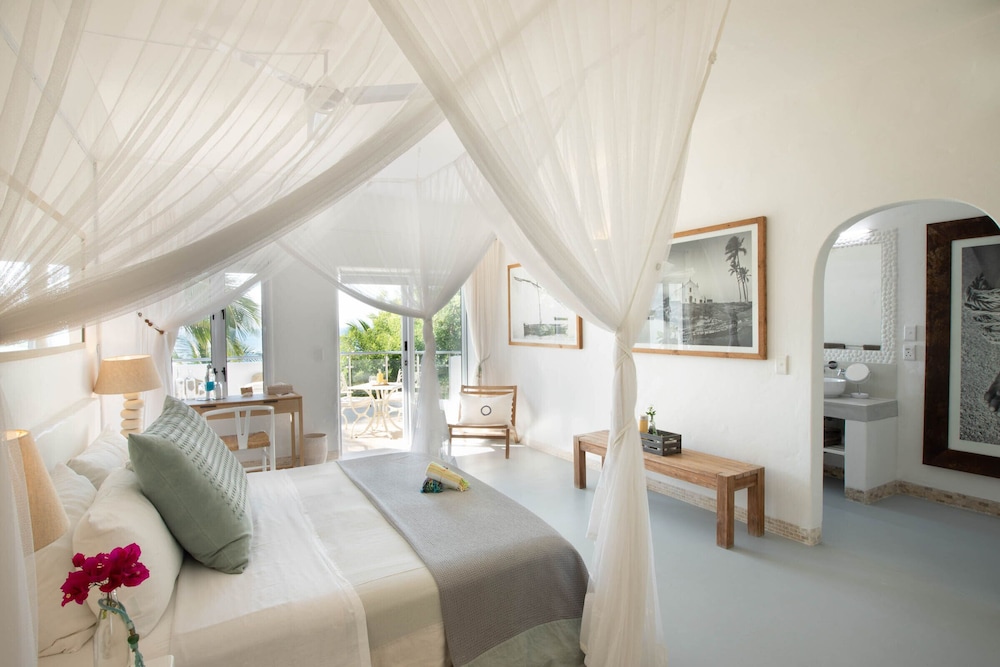 Standard Suite, 1 King Bed, Balcony, Ocean View