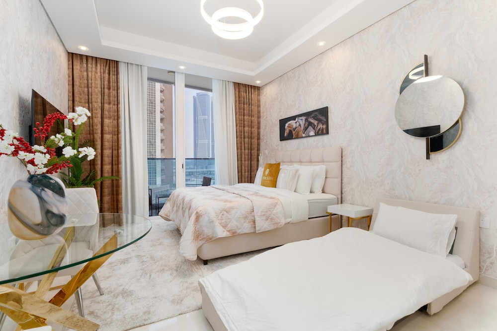 Grand Studio, 1 Queen Bed with Sofa bed, Kitchen, Partial Lake View photo 3