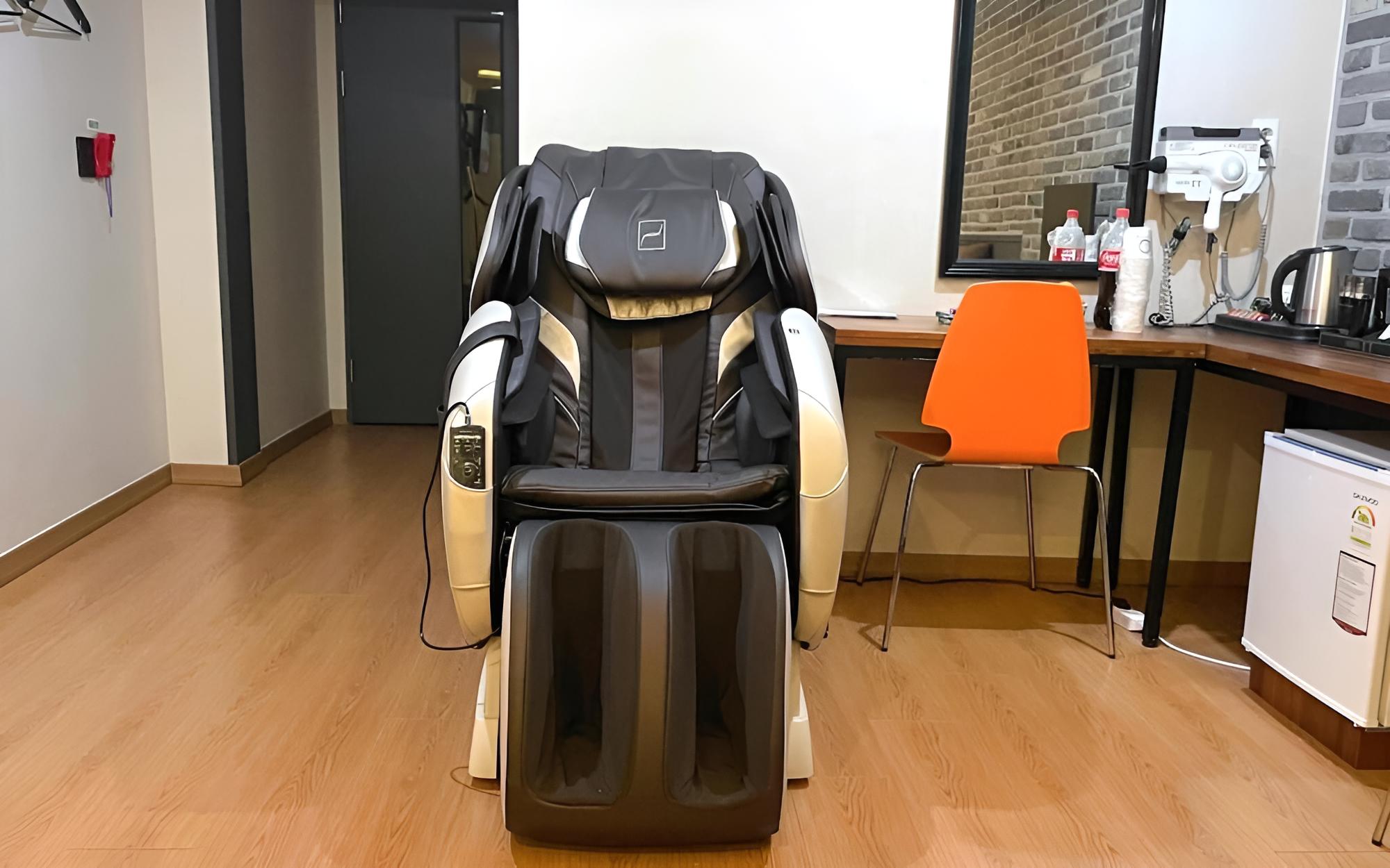 Room (VIP Room-Body Friend Massage Chair (N) - Photo 18