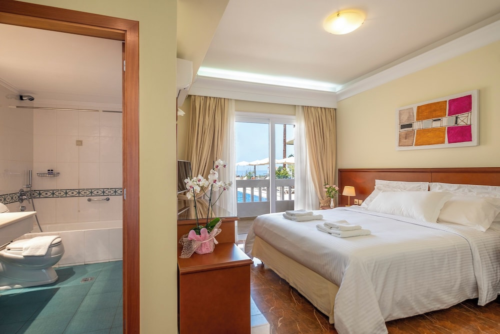 Superior Double Room with Pool and Partial Sea View photo 3