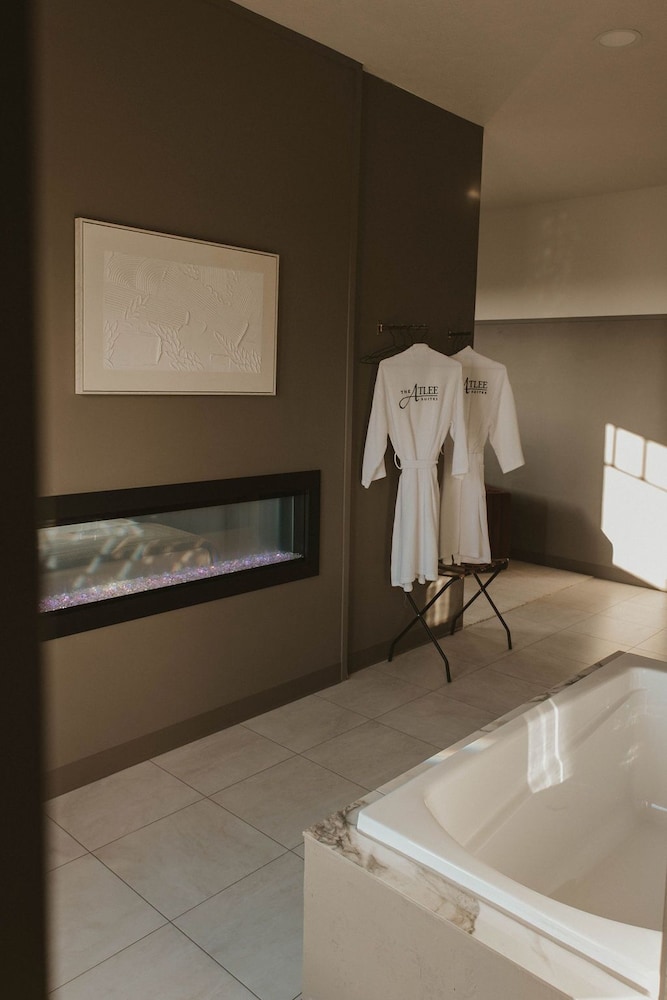 Exclusive Suite, 1 King Bed, Hot Tub - Photo 10