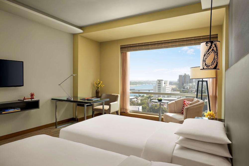 Room, 2 Twin Beds, River View