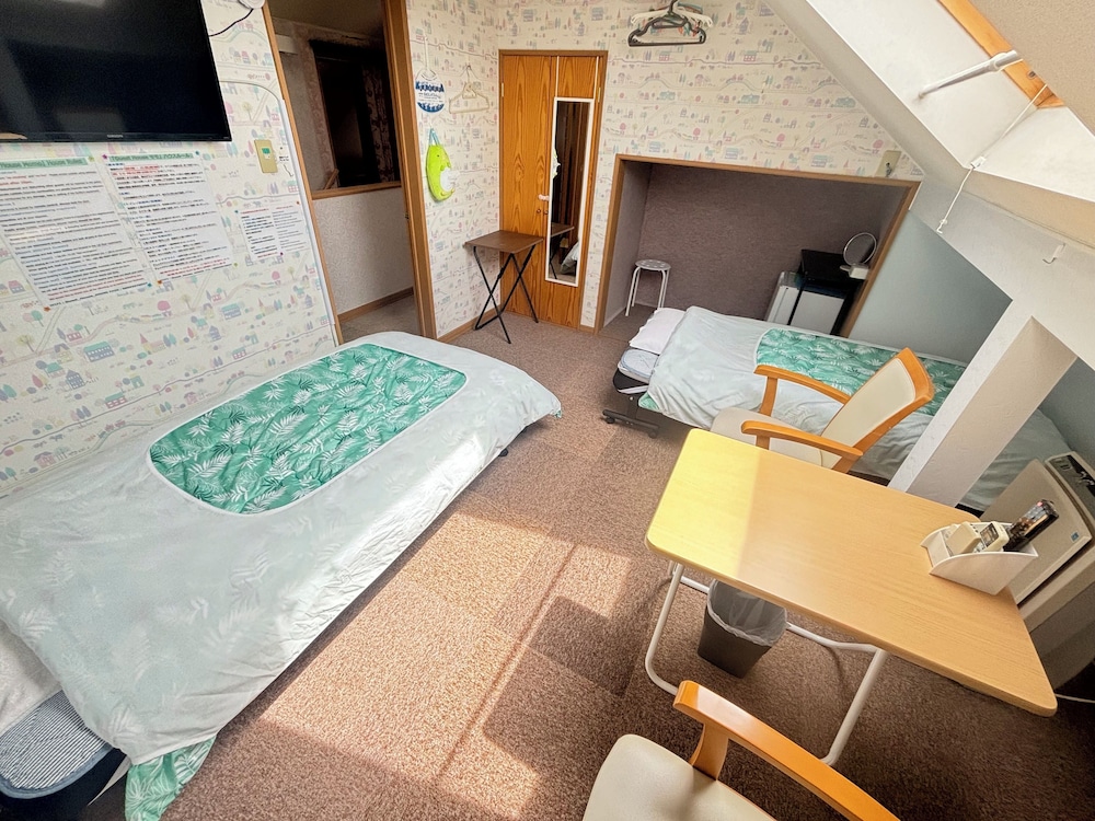 Economy Twin Room, Non Smoking (202) photo 3