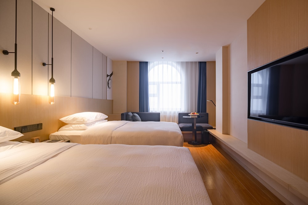 Deluxe Room, 1 King Bed - Photo 1