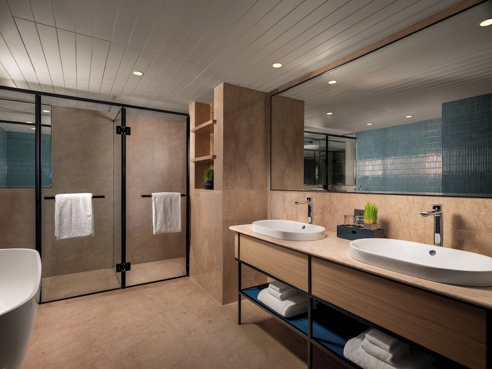 SUPERIOR SUITE WITH 1 KING BED - LOUNGE ACCESS WITH COCKTAIL HOURS & ONE WAY AIRPORT TRANSFER