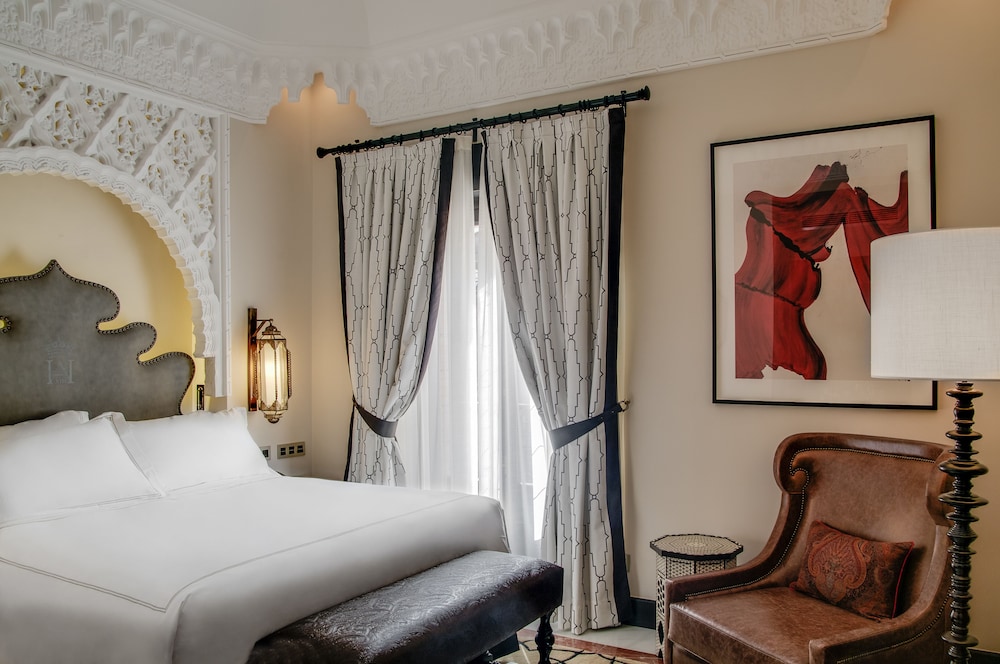Deluxe Room, 1 King Bed, Courtyard View