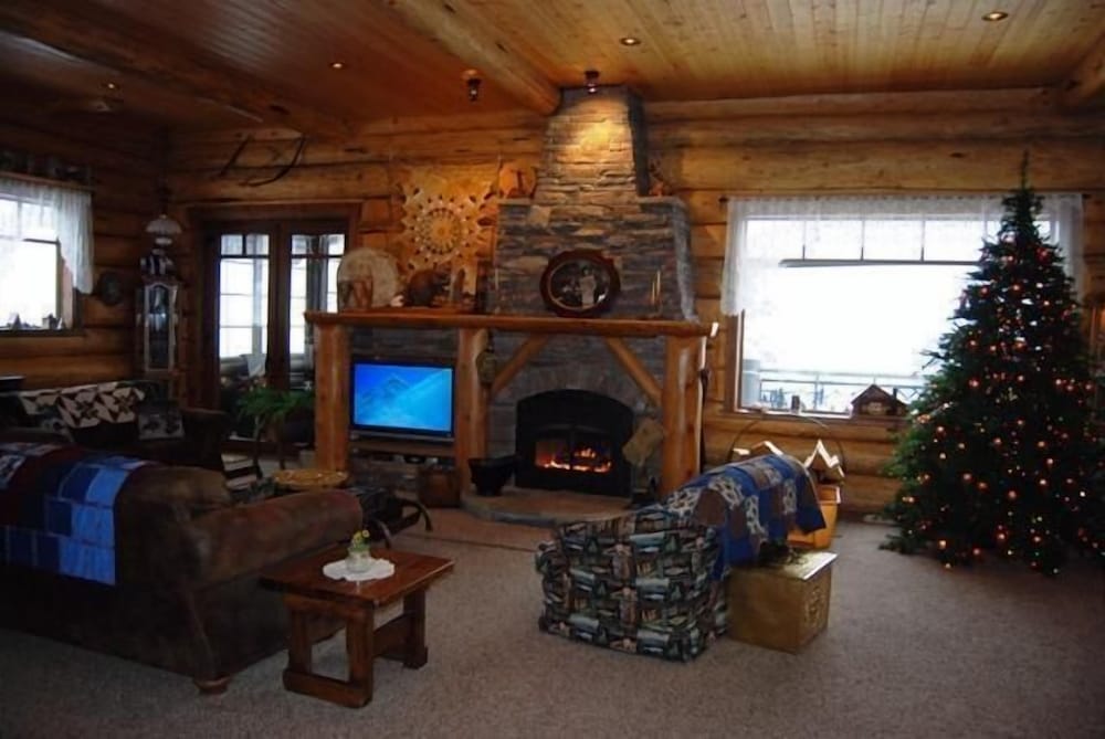 Executive Cabin, 4 Bedrooms, Hot Tub, Mountain View photo 1