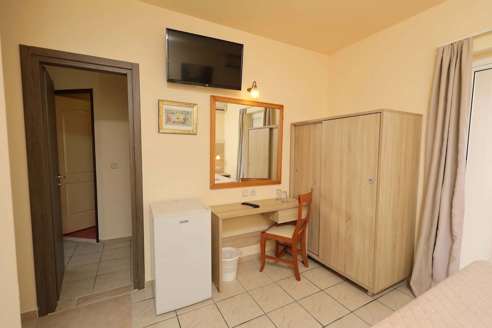 Family Room, 2 Bedrooms - Photo 8