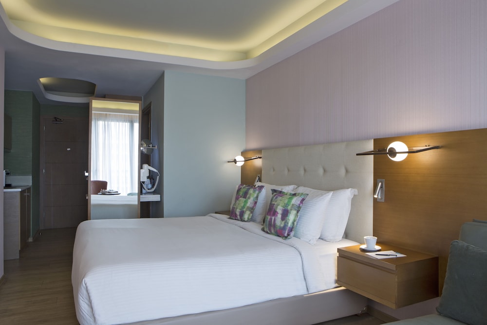 Executive Room, 1 King Bed, City View thumbnail 5