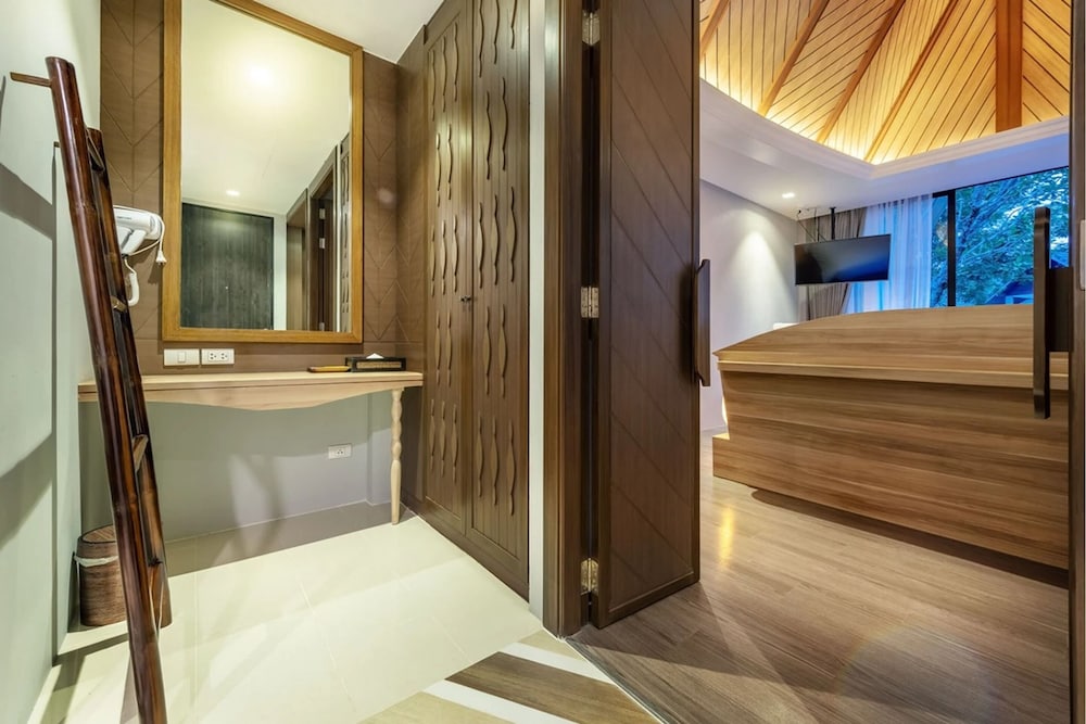 Honeymoon Suite - Photo 9