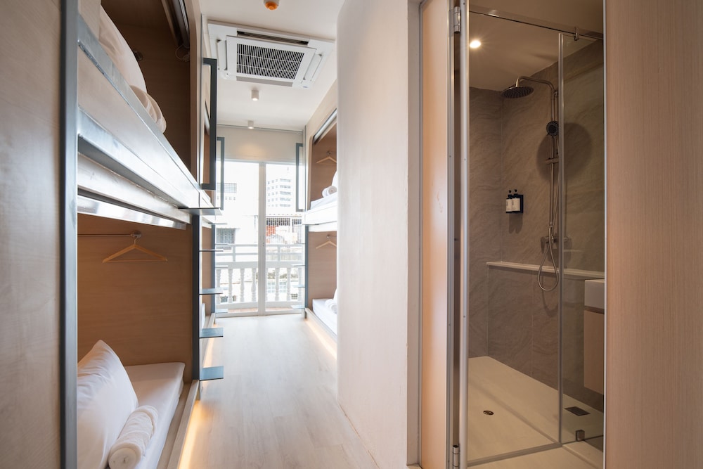 Single Capsule in 6-bed Mixed Dorm (Ensuite) photo 1