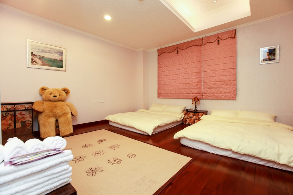 Standard Quadruple Room, 2 Double Beds, Shared Bathroom photo 1