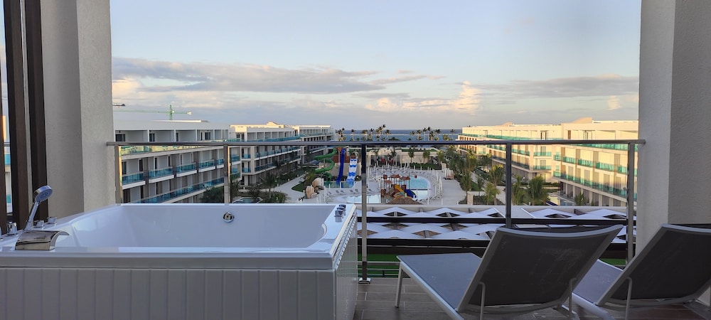 Superior Room, Jetted Tub, Sea View thumbnail 6