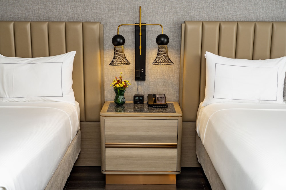 Deluxe Room, 2 Queen Beds, Accessible (Mobility & Hearing, Roll-in Shower) - Photo 3