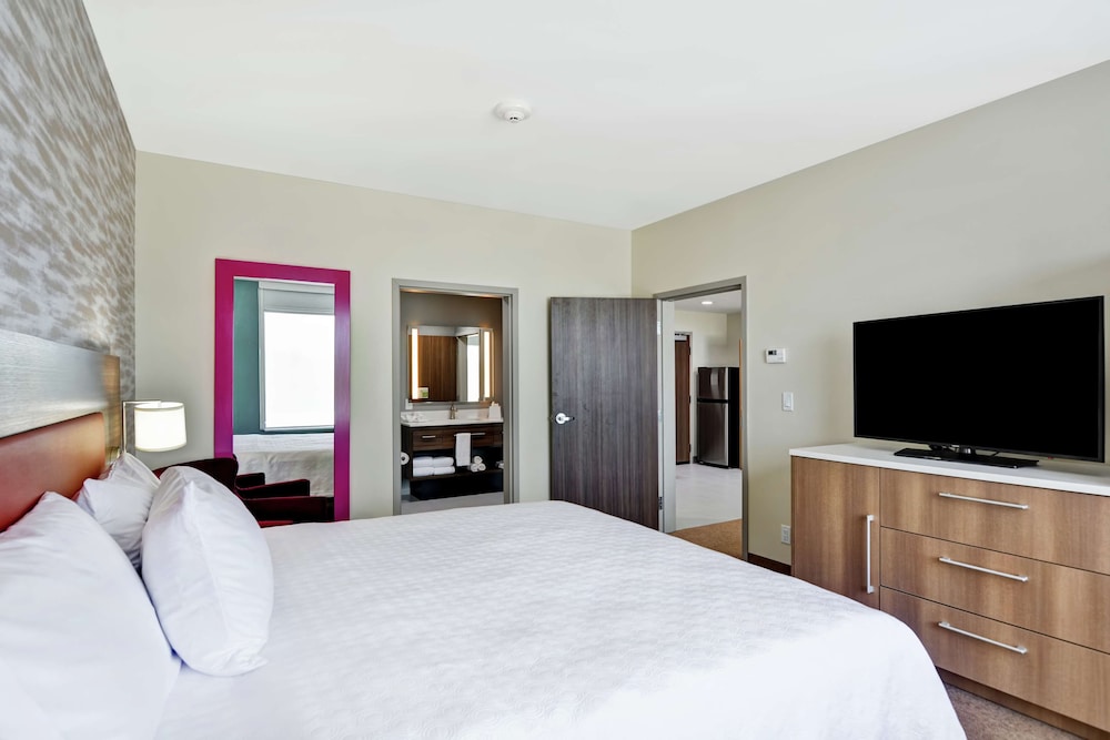 Suite, 1 King Bed, Accessible (Roll-In Shower, Mobility & Hearing) photo 3